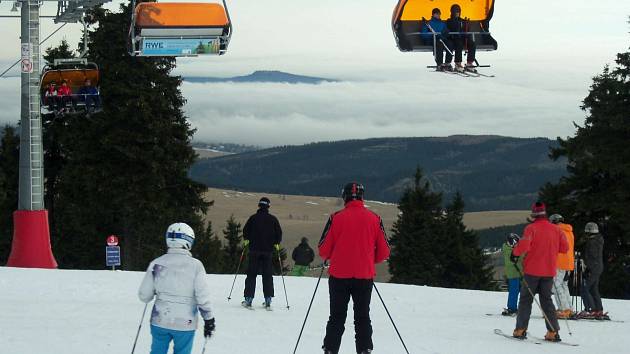 Počasí lyžování příliš nepřeje, přesto je řada skiareálů alespoň částečně v provozu. Nejvíce sjezdovek je k dispozici na Klínovci.