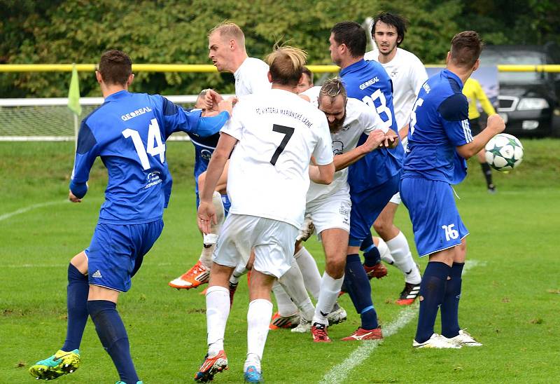 Krajské divizní derby nevyšlo hráčům Mariánských Lázní (v bílém) podle jejich představ, když museli skousnout potupnou prohru 0:6.