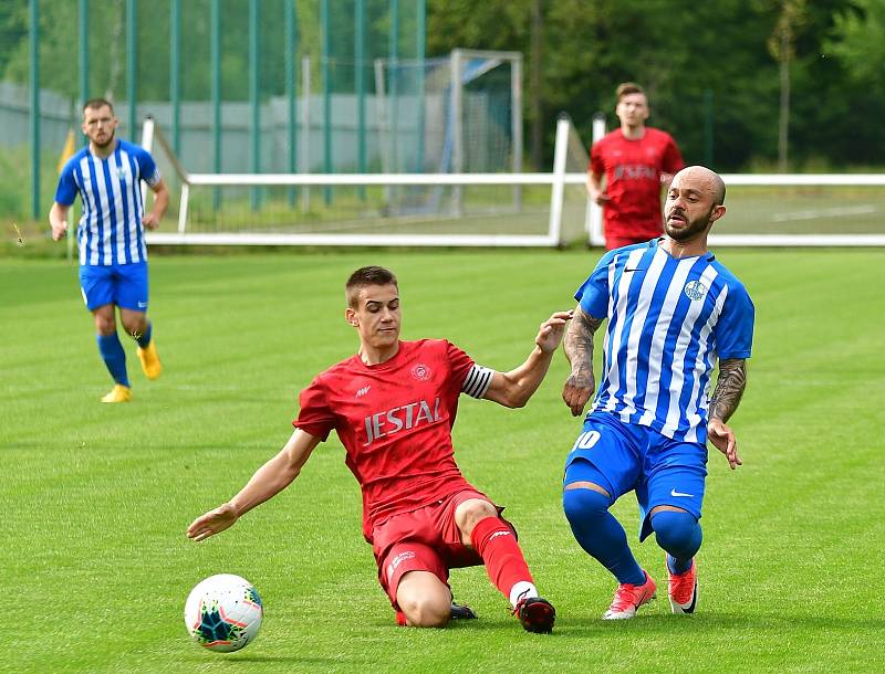 Deset branek padlo v souboji Ostrova s Perštejnem, když nakonec dosáhl na vítězství 6:4 favorizovaný Ostrov (v modrobílém).