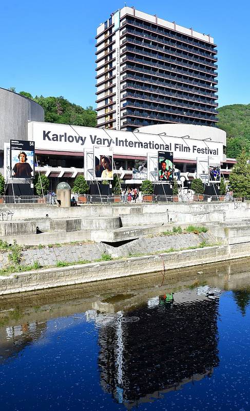 V lázeňském městě je v plném proudu 54. ročník MFF Karlovy Vary.