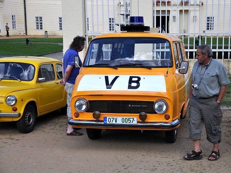 Součástí 10. ročníku Karlovarské veterán rallye byl také výlet na zámek Kynžvart, kde několik desítek historických vozidel vzbudilo velký rozruch mezi návštěvníky. Ti nejvíce obdivovali dva modely  automobilky Rolls Royce a legendární Škodu 1203 VB