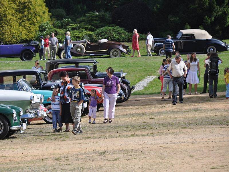 Součástí 10. ročníku Karlovarské veterán rallye byl také výlet na zámek Kynžvart, kde několik desítek historických vozidel vzbudilo velký rozruch mezi návštěvníky. Ti nejvíce obdivovali dva modely  automobilky Rolls Royce a legendární Škodu 1203 VB