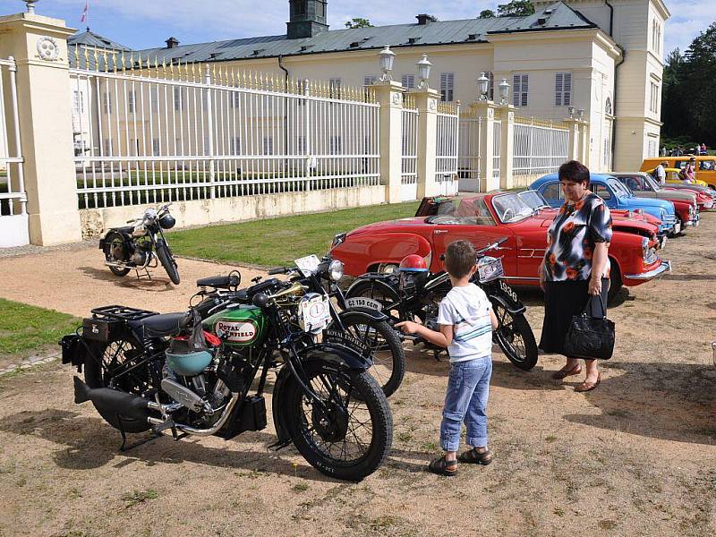 Součástí 10. ročníku Karlovarské veterán rallye byl také výlet na zámek Kynžvart, kde několik desítek historických vozidel vzbudilo velký rozruch mezi návštěvníky. Ti nejvíce obdivovali dva modely  automobilky Rolls Royce a legendární Škodu 1203 VB