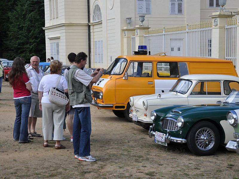 Součástí 10. ročníku Karlovarské veterán rallye byl také výlet na zámek Kynžvart, kde několik desítek historických vozidel vzbudilo velký rozruch mezi návštěvníky. Ti nejvíce obdivovali dva modely  automobilky Rolls Royce a legendární Škodu 1203 VB