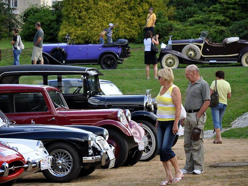 Součástí 10. ročníku Karlovarské veterán rallye byl také výlet na zámek Kynžvart, kde několik desítek historických vozidel vzbudilo velký rozruch mezi návštěvníky. Ti nejvíce obdivovali dva modely  automobilky Rolls Royce a legendární Škodu 1203 VB