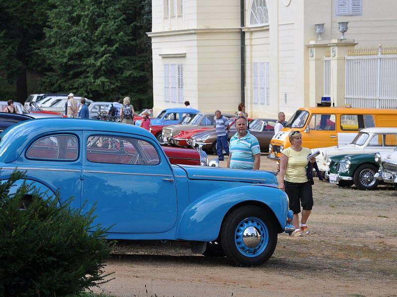 Součástí 10. ročníku Karlovarské veterán rallye byl také výlet na zámek Kynžvart, kde několik desítek historických vozidel vzbudilo velký rozruch mezi návštěvníky. Ti nejvíce obdivovali dva modely  automobilky Rolls Royce a legendární Škodu 1203 VB