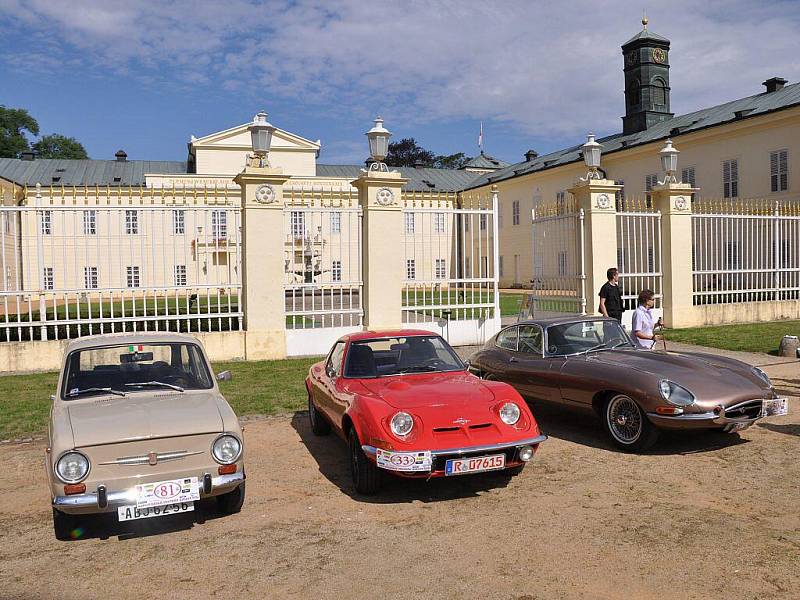 Součástí 10. ročníku Karlovarské veterán rallye byl také výlet na zámek Kynžvart, kde několik desítek historických vozidel vzbudilo velký rozruch mezi návštěvníky. Ti nejvíce obdivovali dva modely  automobilky Rolls Royce a legendární Škodu 1203 VB