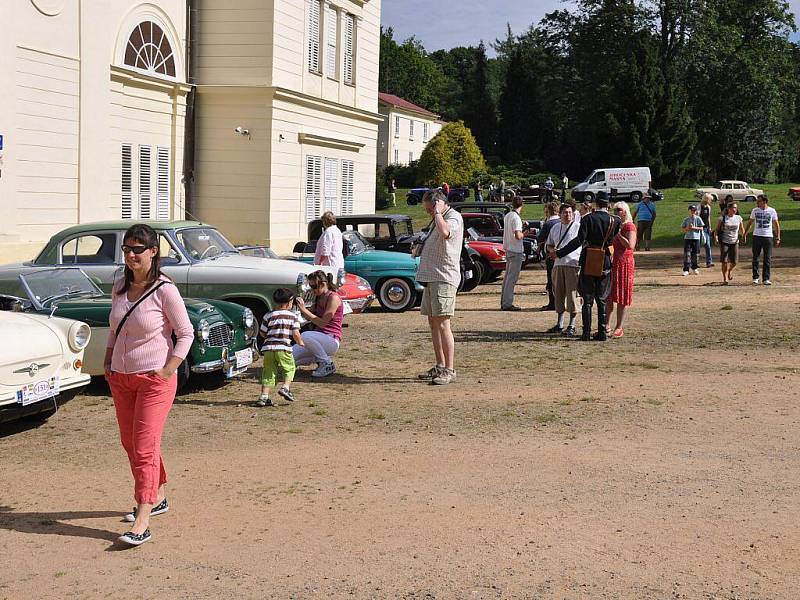 Součástí 10. ročníku Karlovarské veterán rallye byl také výlet na zámek Kynžvart, kde několik desítek historických vozidel vzbudilo velký rozruch mezi návštěvníky. Ti nejvíce obdivovali dva modely  automobilky Rolls Royce a legendární Škodu 1203 VB