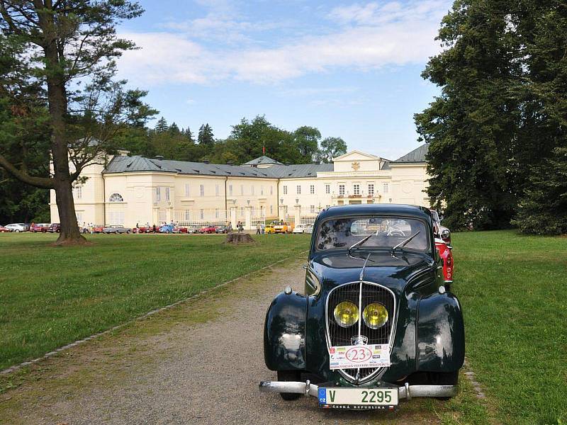 Součástí 10. ročníku Karlovarské veterán rallye byl také výlet na zámek Kynžvart, kde několik desítek historických vozidel vzbudilo velký rozruch mezi návštěvníky. Ti nejvíce obdivovali dva modely  automobilky Rolls Royce a legendární Škodu 1203 VB