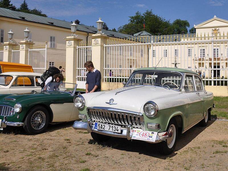 Součástí 10. ročníku Karlovarské veterán rallye byl také výlet na zámek Kynžvart, kde několik desítek historických vozidel vzbudilo velký rozruch mezi návštěvníky. Ti nejvíce obdivovali dva modely  automobilky Rolls Royce a legendární Škodu 1203 VB