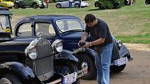 Součástí 10. ročníku Karlovarské veterán rallye byl také výlet na zámek Kynžvart, kde několik desítek historických vozidel vzbudilo velký rozruch mezi návštěvníky. Ti nejvíce obdivovali dva modely  automobilky Rolls Royce a legendární Škodu 1203 VB