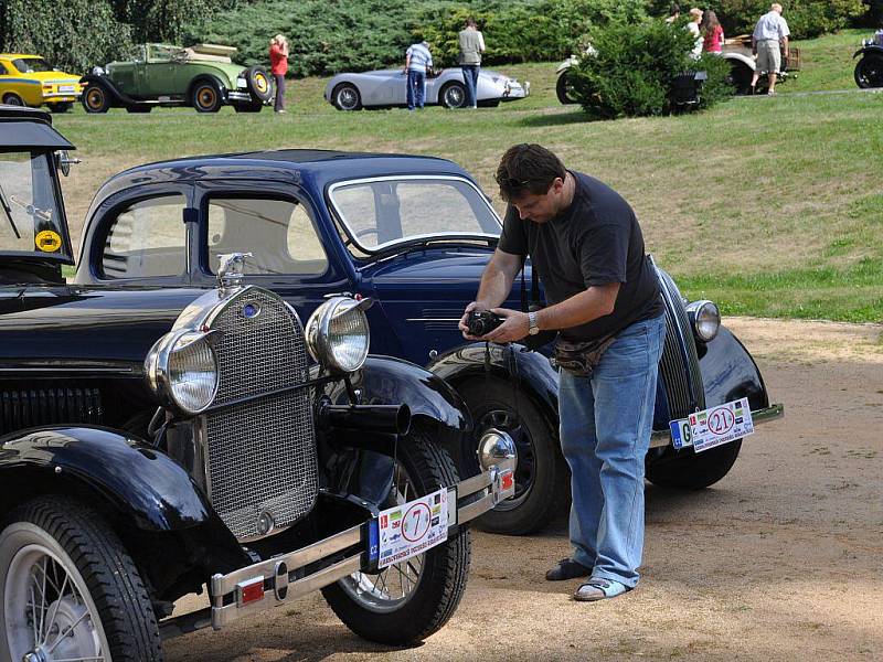 Součástí 10. ročníku Karlovarské veterán rallye byl také výlet na zámek Kynžvart, kde několik desítek historických vozidel vzbudilo velký rozruch mezi návštěvníky. Ti nejvíce obdivovali dva modely  automobilky Rolls Royce a legendární Škodu 1203 VB