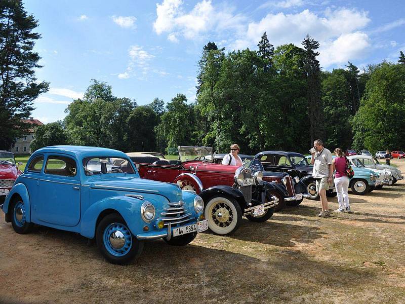 Součástí 10. ročníku Karlovarské veterán rallye byl také výlet na zámek Kynžvart, kde několik desítek historických vozidel vzbudilo velký rozruch mezi návštěvníky. Ti nejvíce obdivovali dva modely  automobilky Rolls Royce a legendární Škodu 1203 VB