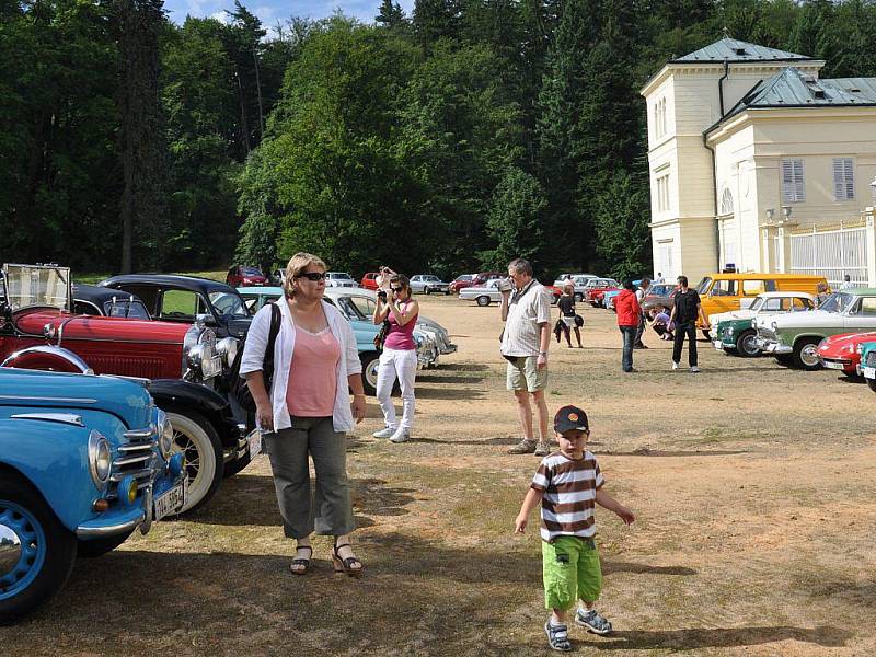 Součástí 10. ročníku Karlovarské veterán rallye byl také výlet na zámek Kynžvart, kde několik desítek historických vozidel vzbudilo velký rozruch mezi návštěvníky. Ti nejvíce obdivovali dva modely  automobilky Rolls Royce a legendární Škodu 1203 VB