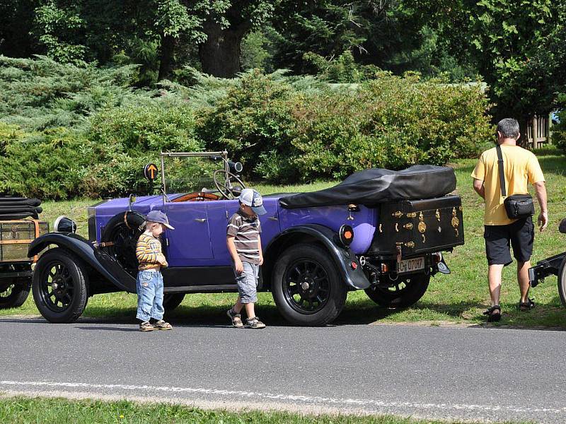 Součástí 10. ročníku Karlovarské veterán rallye byl také výlet na zámek Kynžvart, kde několik desítek historických vozidel vzbudilo velký rozruch mezi návštěvníky. Ti nejvíce obdivovali dva modely  automobilky Rolls Royce a legendární Škodu 1203 VB