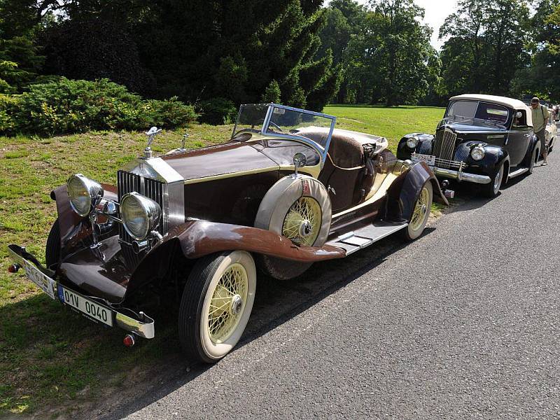 Součástí 10. ročníku Karlovarské veterán rallye byl také výlet na zámek Kynžvart, kde několik desítek historických vozidel vzbudilo velký rozruch mezi návštěvníky. Ti nejvíce obdivovali dva modely  automobilky Rolls Royce a legendární Škodu 1203 VB