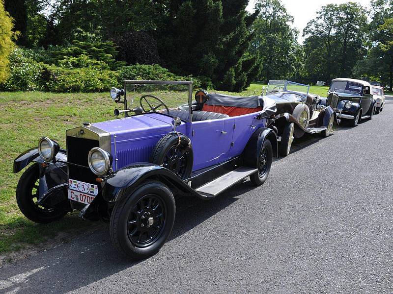 Součástí 10. ročníku Karlovarské veterán rallye byl také výlet na zámek Kynžvart, kde několik desítek historických vozidel vzbudilo velký rozruch mezi návštěvníky. Ti nejvíce obdivovali dva modely  automobilky Rolls Royce a legendární Škodu 1203 VB