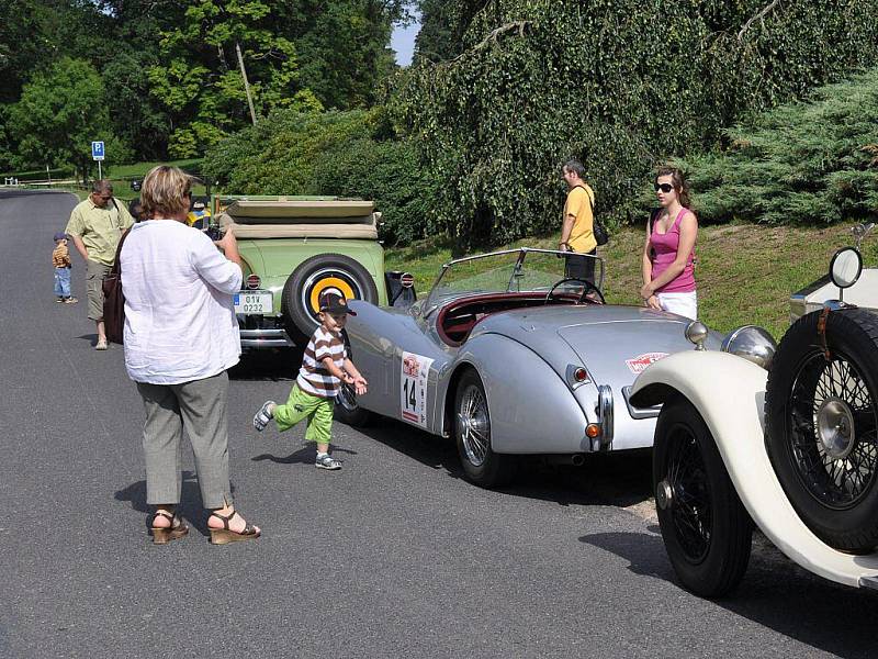 Součástí 10. ročníku Karlovarské veterán rallye byl také výlet na zámek Kynžvart, kde několik desítek historických vozidel vzbudilo velký rozruch mezi návštěvníky. Ti nejvíce obdivovali dva modely  automobilky Rolls Royce a legendární Škodu 1203 VB