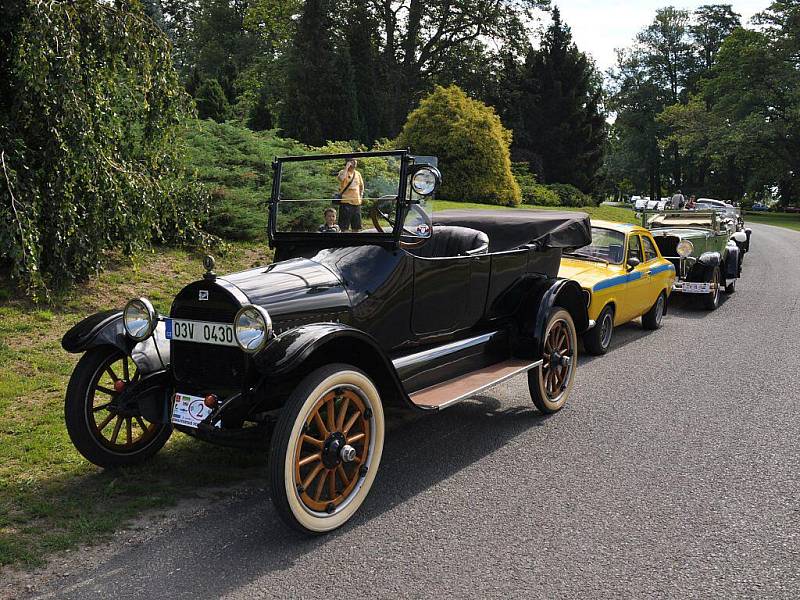 Součástí 10. ročníku Karlovarské veterán rallye byl také výlet na zámek Kynžvart, kde několik desítek historických vozidel vzbudilo velký rozruch mezi návštěvníky. Ti nejvíce obdivovali dva modely  automobilky Rolls Royce a legendární Škodu 1203 VB