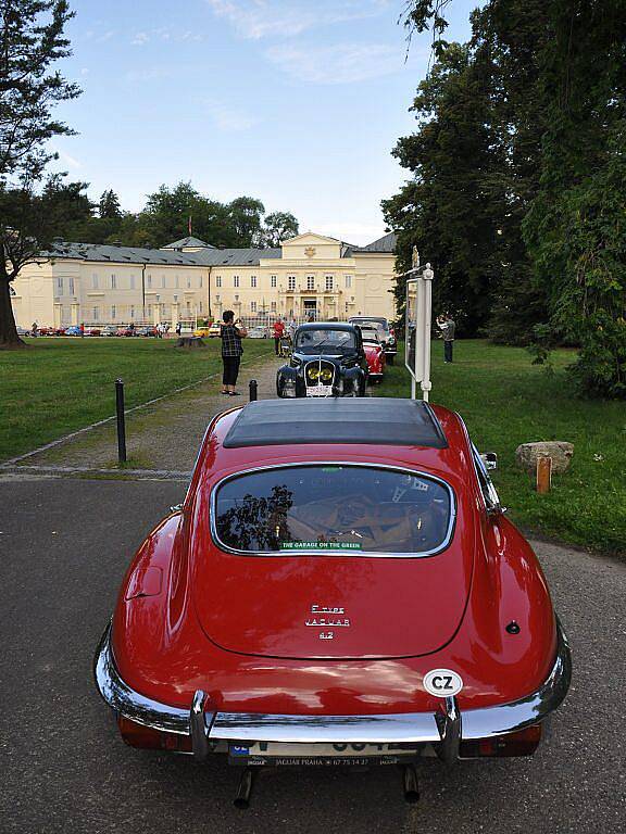 Součástí 10. ročníku Karlovarské veterán rallye byl také výlet na zámek Kynžvart, kde několik desítek historických vozidel vzbudilo velký rozruch mezi návštěvníky. Ti nejvíce obdivovali dva modely  automobilky Rolls Royce a legendární Škodu 1203 VB