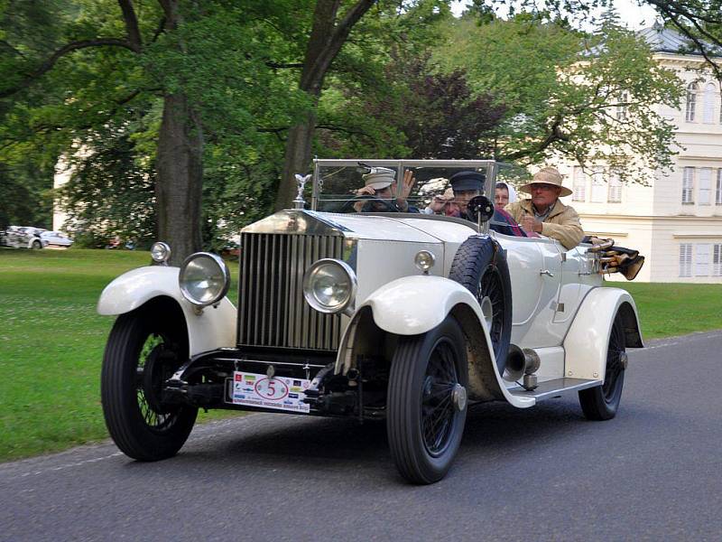 Součástí 10. ročníku Karlovarské veterán rallye byl také výlet na zámek Kynžvart, kde několik desítek historických vozidel vzbudilo velký rozruch mezi návštěvníky. Ti nejvíce obdivovali dva modely  automobilky Rolls Royce a legendární Škodu 1203 VB