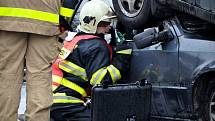 Cvičení hasičů ve vyprošťování osob z havarovaných aut