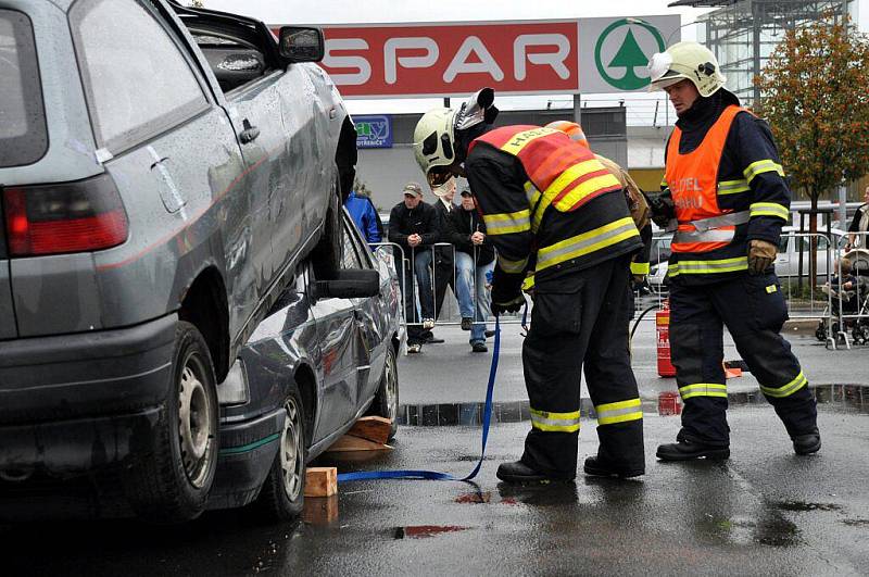 Cvičení hasičů ve vyprošťování osob z havarovaných aut