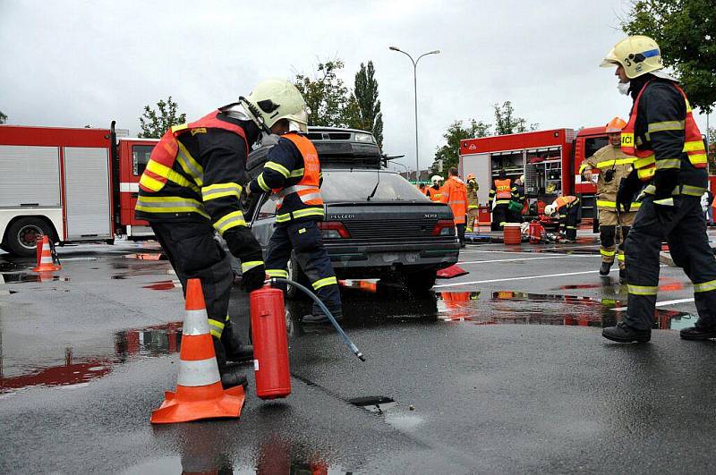 Cvičení hasičů ve vyprošťování osob z havarovaných aut