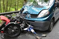 Ve čtvrtek 2. června večer došlo na silnici mezi Bečovem a Mariánskými Lázněmi ke střetu motorky se sidecarem a dodávkou. Motorkář zemřel.
