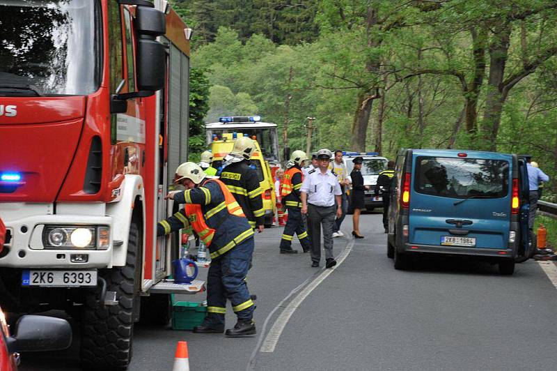 Ve čtvrtek 2. června večer došlo na silnici mezi Bečovem a Mariánskými Lázněmi ke střetu motorky se sidecarem a dodávkou. Motorkář zemřel.