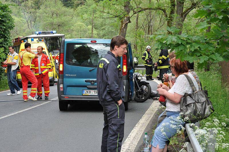 Ve čtvrtek 2. června večer došlo na silnici mezi Bečovem a Mariánskými Lázněmi ke střetu motorky se sidecarem a dodávkou. Motorkář zemřel.