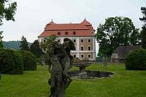 Jedním z oblíbených výletních míst je zámek ve Valči.