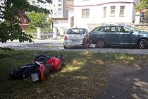 Náraz do stojícího automobilu nepřežil v sobotu odpoledne motorkář v Nejdku na Karlovarsku.