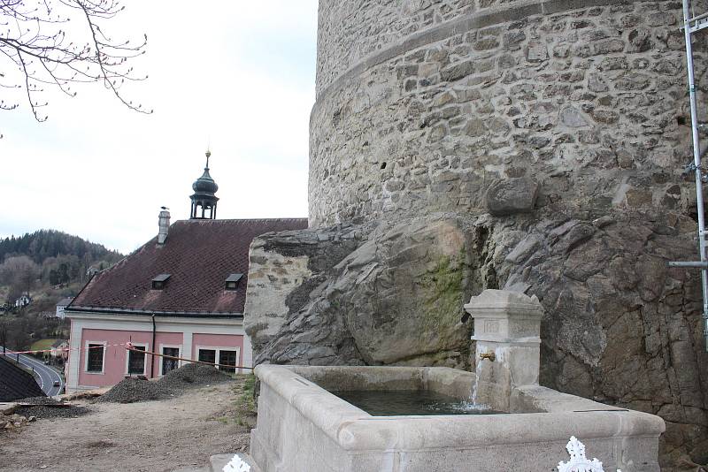 Hrad i zámek v Bečově nad Teplou prochází v současné době náročnou rekonstrukcí. I přes to se ale opět otevře pro individuální návštěvníky.