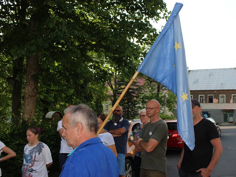 Zhruba čtyřicet lidí v Horní Blatné na Karlovarsku podpořilo  Milion chvilek pro demokracii. Na setkání vyzvali na dálku premiéra Babiše a ministryni Benešovou k rezignaci.