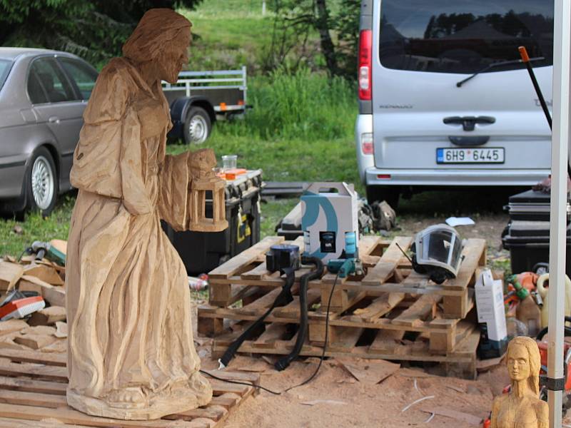 V krušnohorském Perninku se tento víkend konalo čtvrté řezbářské sympozium. První rok byl věnován symbolům krušných hor. Další dva pak originálním lavičkám. „Letos řezbáři pracují na betlému,“ řekl místostarosta obce Ladislav Vetešník.