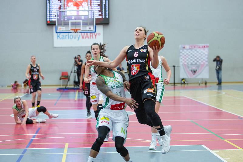 Utkání o třetí místo českého poháru v basketbalu žen, Final 4 v Karlových Varech, BS DSK Basketball Nymburk KV - BLK Slavia Praha (v červených dresech).