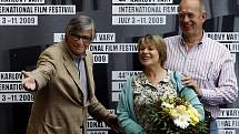 Hilary Bevan Jones a Roy Marsden po příjezdu na 44. ročník Mezinárodního filmového festivalu, který 10. července probíhal osmým dnem v Karlových Varech. Na snímku s ředitelem festivalu Jiřím Bartoškou.