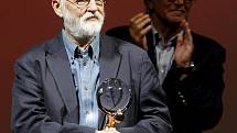 Režisér Jan Švankmajer převzal Křišťálový globus za mimořáný umělecký přínos světové kinematografii při 44. ročníku MFF. Na snímku s ředitelem festivalu Jiřím Bartoškou.