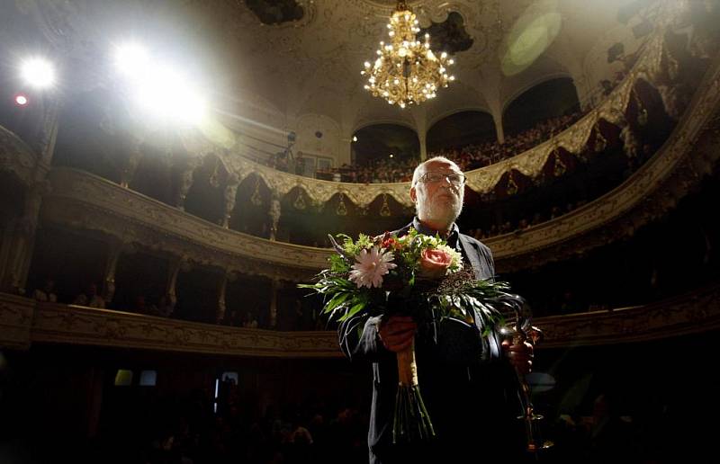 Režisér Jan Švankmajer převzal Křišťálový globus za mimořáný umělecký přínos světové kinematografii při 44. ročníku Mezinárodního filmového festivalu, který 10. července probíhal osmým dnem v Karlových Varech.