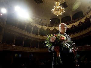Režisér Jan Švankmajer převzal Křišťálový globus za mimořáný umělecký přínos světové kinematografii při 44. ročníku Mezinárodního filmového festivalu.