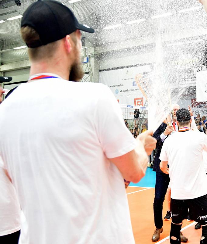 Volejbalisté Karlovarska obhájili mistrovský titul v UNIQA extralize mužů, když porazili VK Lvi Praha 3:2 na zápasy.
