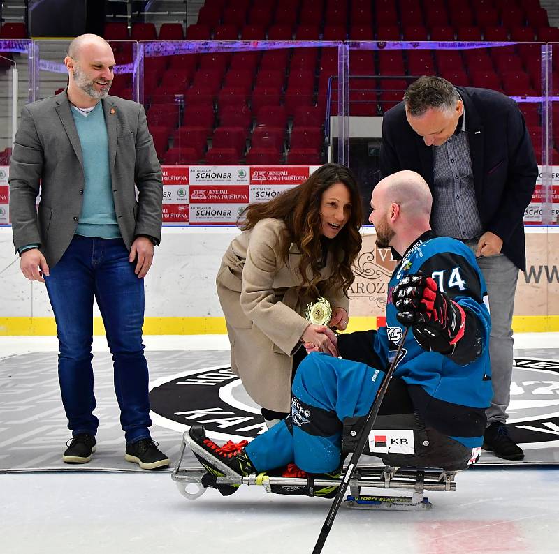 Para hokejisté SKV Sharks Karlovy Vary uhájili para hokejový trůn. V KV Aréně obstál nejlepší tým základní části i ve druhé finálové bitvě, ve které slavil výhru 6:3 nad Zlínem.