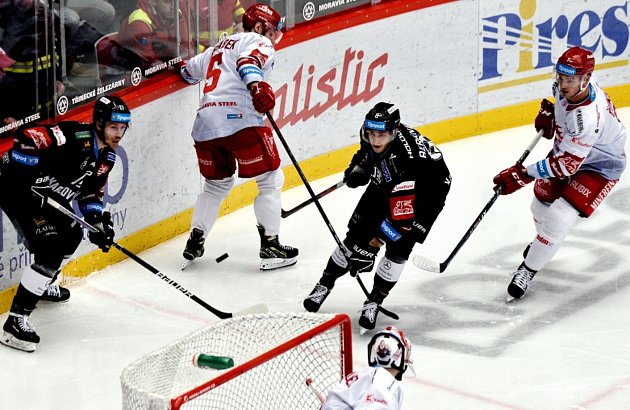 TIPSPORT extraliga, 29. kolo: HC Oceláři Třinec - HC Energie Karlovy Vary (na snímku hokejisté v tmavých dresech) 4:2.