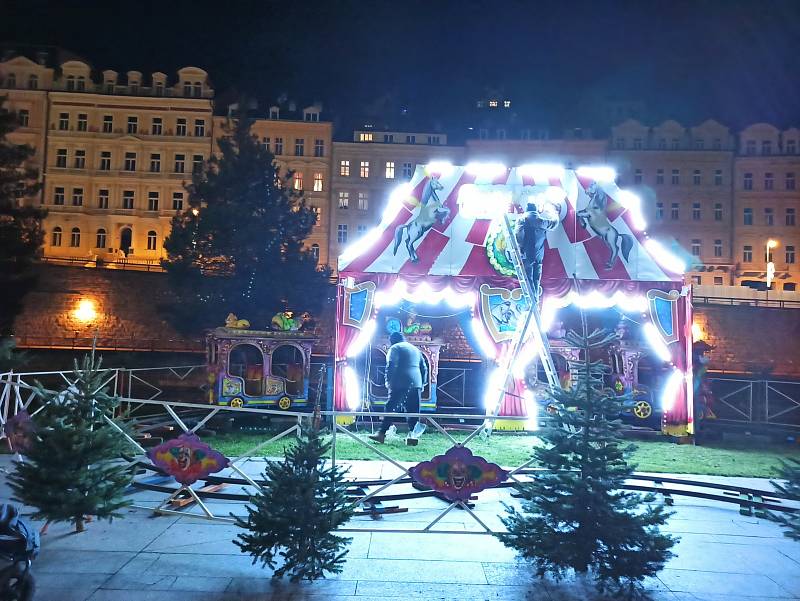 Symbolické rozsvícení vánočního stromu a zažehnutí první adventní svíčky se letos v Karlových Varech obešlo bez diváků. Město sice od 18 hodin odvysílalo tento akt v rámci on - line vstupu na webových stránkách, rozsvícení ale nebylo autentické, ale ze zá