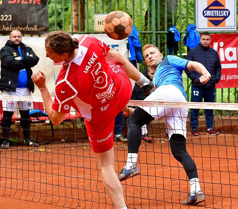 Nohejbalisté SK Liapor Karlovy Vary vstoupili do semifinále extraligy levou nohou, když na kurtech v Doubí nestačili na Modřice, kterým podlehli 3:5 na utkání.