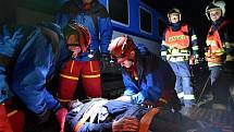 Noční cvičení záchranných složek u vykolejeného vlaku v nepřístupném terénu