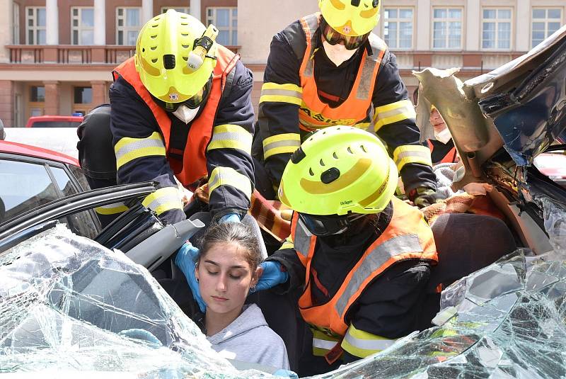 Hasiči soutěžili ve vyprošťování z havarovaných a zdemolovaných vozidel