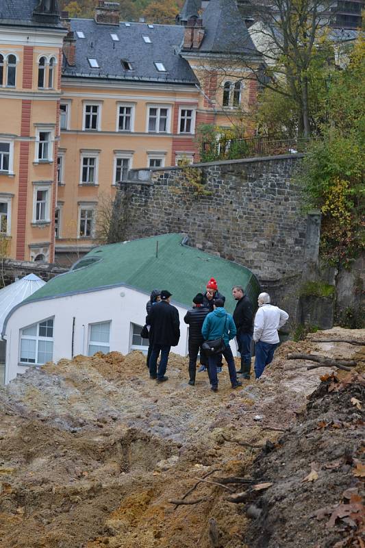 Gabionová zeď, kterou navrhli karlovarští statici, má zajistit velmi nebezpečný svah nad kinem Čas.