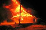 V noci z úterý na středu 29. prosince zničil oheň zcela dům u nádraží v Nové Roli na Karlovarsku. 